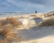 Frau auf Sanddünen am Strand — Stockfoto