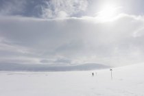 Nuvens sob campo nevado — Fotografia de Stock