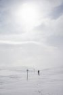 Jovem mulher caminhando na neve — Fotografia de Stock