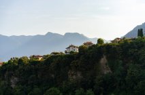 Casas en la colina en Como, Italia - foto de stock