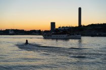 Mann auf Jetski und Boot auf dem Fluss Gota, Göteborg, Schweden — Stockfoto