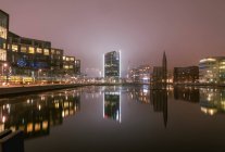 Bâtiments éclairés par canal la nuit à Gothenburg, Suède — Photo de stock
