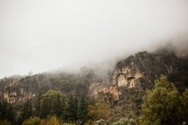 Monasterio en acantilado bajo niebla en Marmaris, Turquía - foto de stock