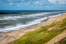 Мальовничий вид на хвилі на пляжі — стокове фото