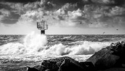 Malerischer Blick auf Wellen am Leuchtturm — Stockfoto