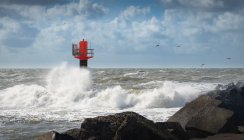 Мальовничий вид на хвилі на маяку — стокове фото
