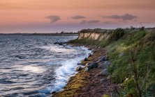 Vista panoramica della costa al tramonto — Foto stock