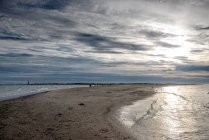 Живописный вид на облака над пляжем — стоковое фото