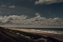 Мальовничий вид на хмари над пляжем — стокове фото