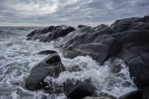Живописный вид на скалы по морю — стоковое фото