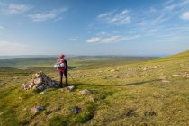 Старшая женщина, путешествующая по холму Ронас в Шотландии — стоковое фото