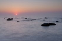 Rochers en mer au coucher du soleil — Photo de stock