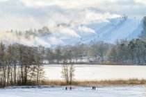 Skiplatz und Feld im Winter — Stockfoto