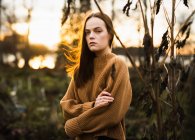 Молодая женщина на закате в поле — стоковое фото