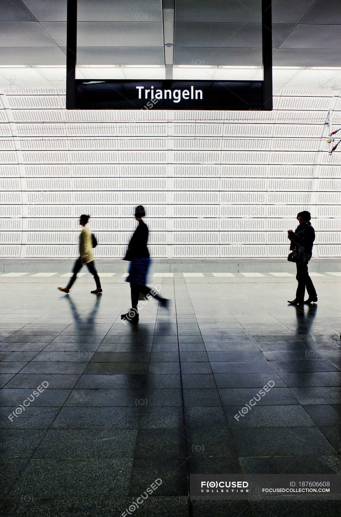 Menschen Gehen Bei Gegenlicht Auf U Bahn Bahnsteig In Bewegung Plattform Stock Photo 187606608