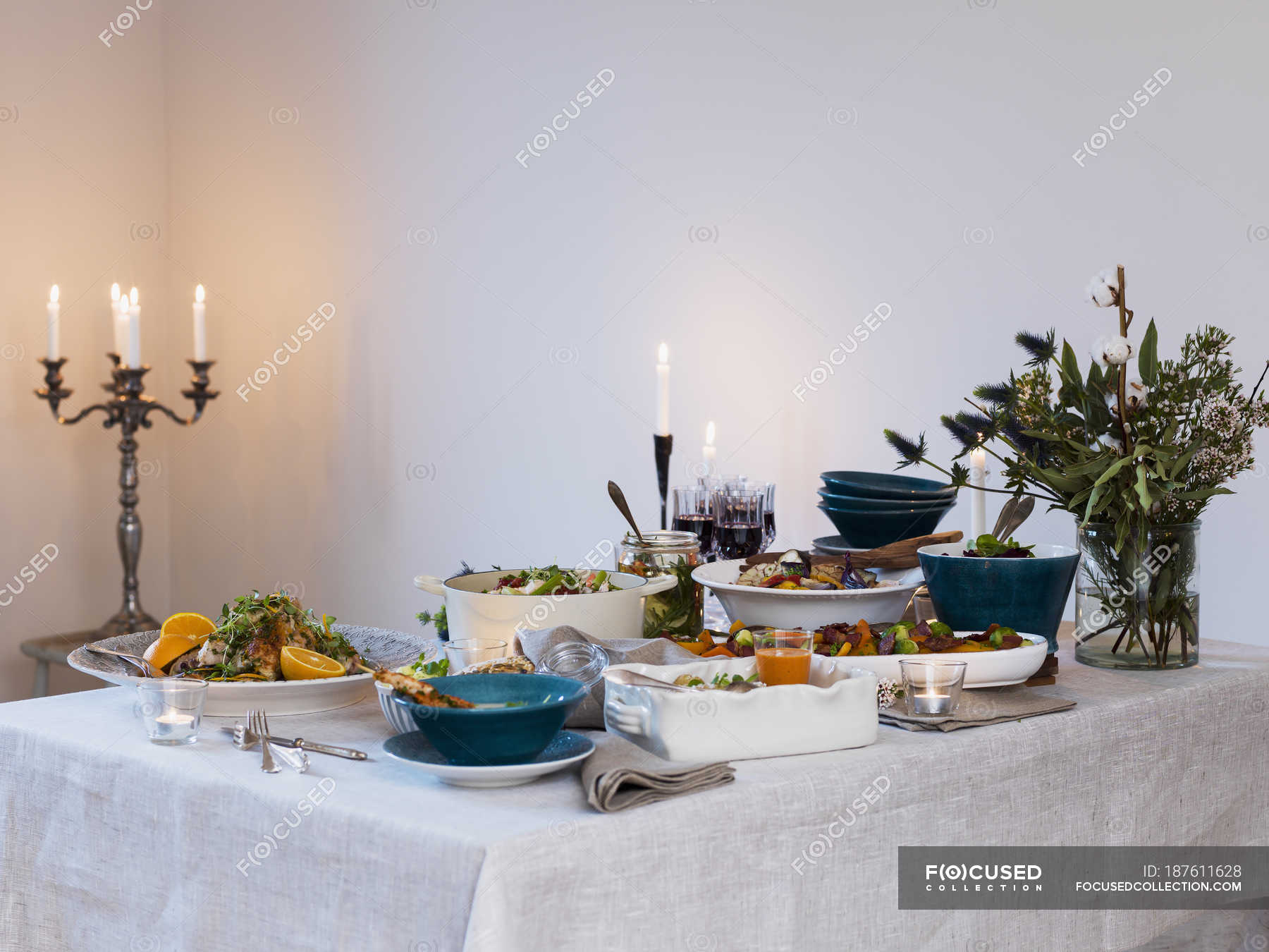 Front view of elegant dining table — bunch of flowers, elegance - Stock