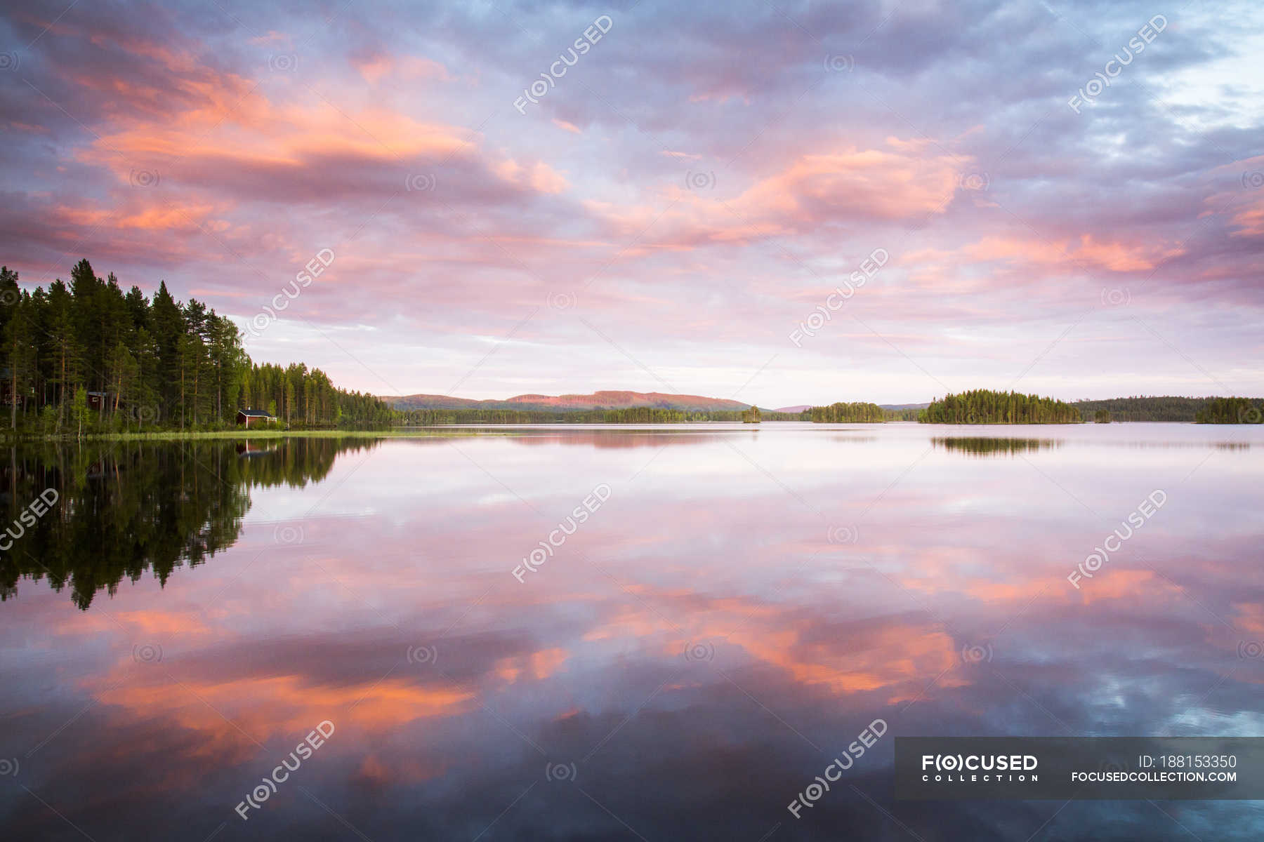 Scenic View Of Sunset Sky Reflecting In Lake Water — Setting Sun ...