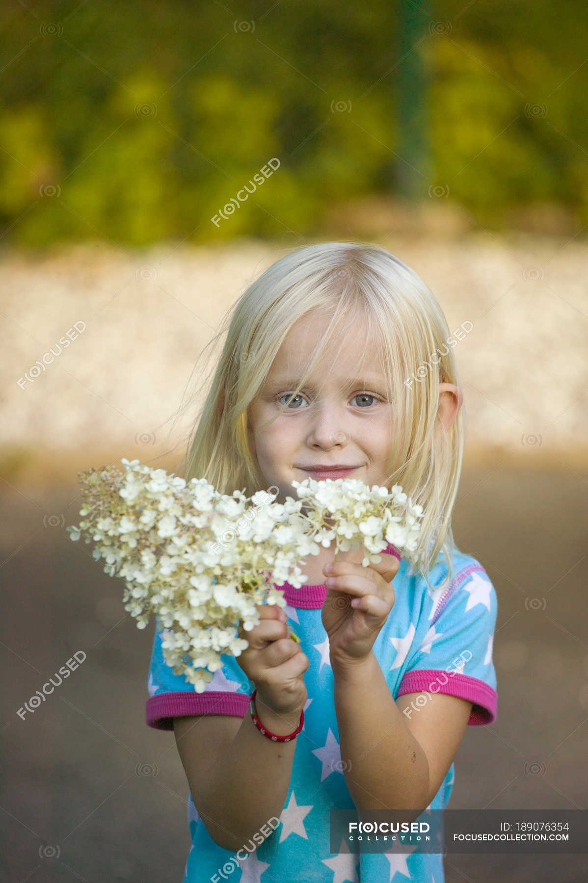 Portrait Of Girl Holding Flowers Focus On Foreground — Non Urban Scene