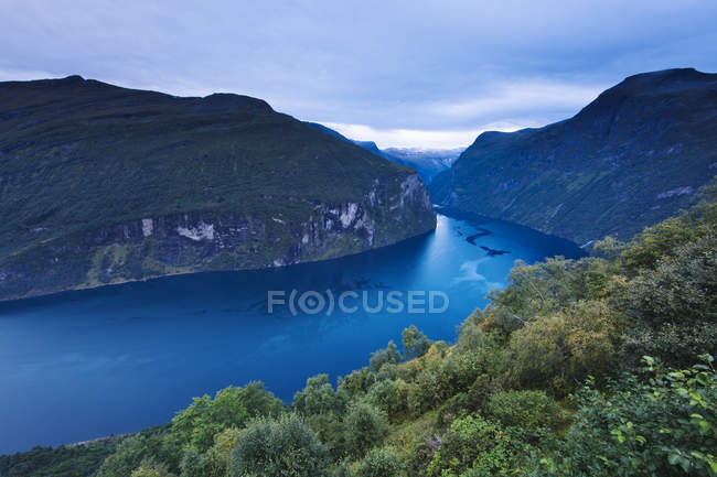 Malerischer Blick auf grüne Hügel und Fjordgewässer — Stockfoto