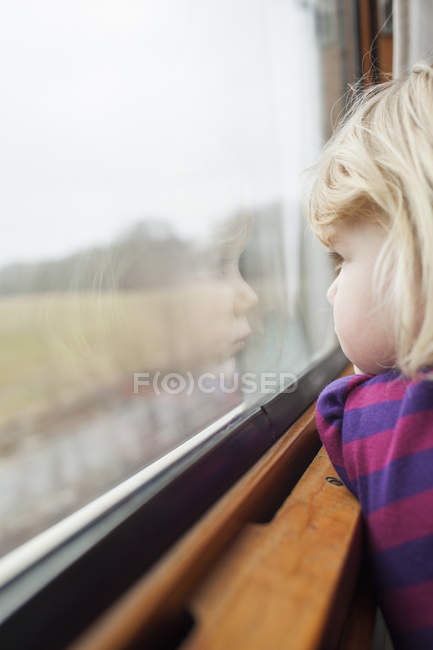 Ragazza che viaggia in treno, attenzione selettiva — Foto stock