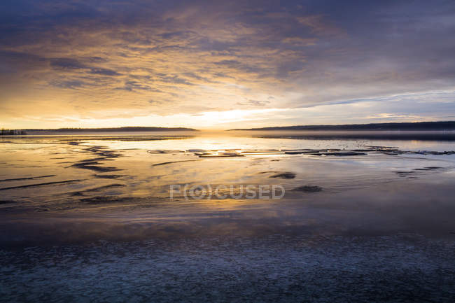 Vista panoramica del mare drammatico all'alba — Foto stock
