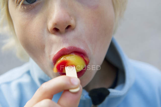 Retrato de menino comendo sorvete, foco seletivo — Fotografia de Stock
