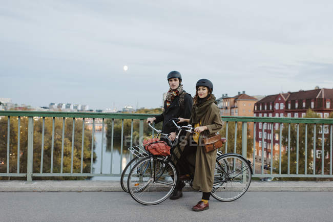 Casal jovem com bicicletas na rua, foco em primeiro plano — Fotografia de Stock