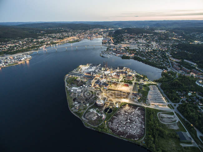 Воздушный вид освещенного города Sundsvall в сумерках — стоковое фото