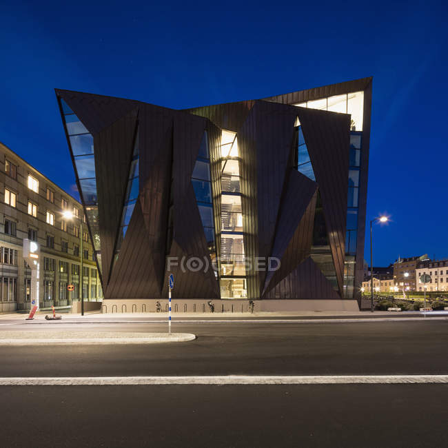 Світ морський університет будівлі, освітлені вночі — стокове фото