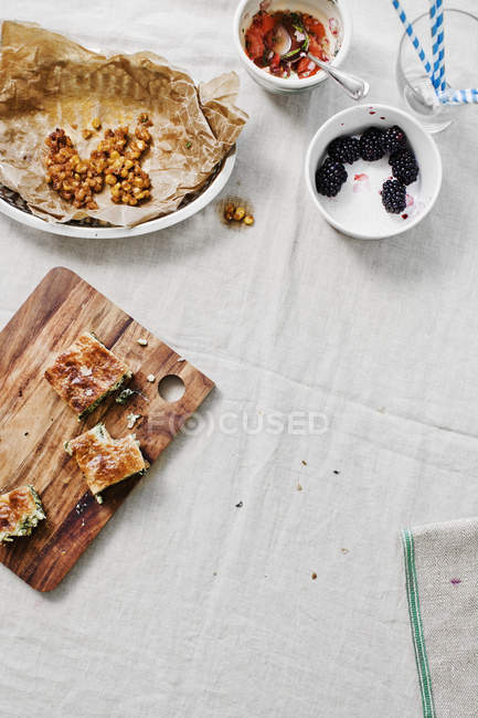 Vista dall'alto del cibo mangiato sulla tavola con tovaglia bianca — Foto stock