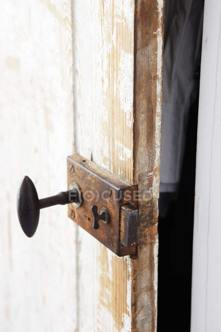Primer plano de la cerradura oxidada de la puerta, enfoque selectivo - foto de stock