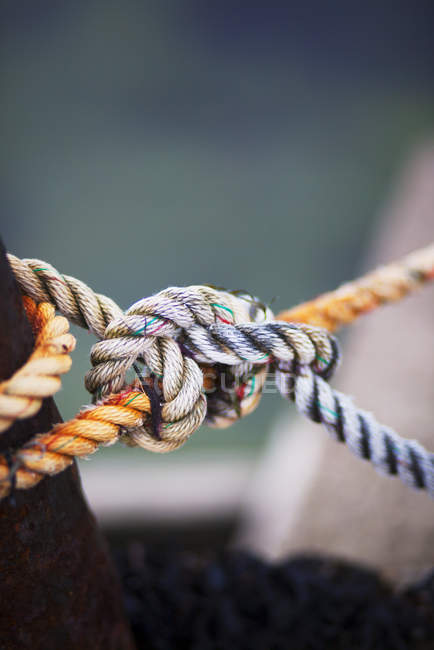 Крупный план веревочного узла с разряженным фоном — стоковое фото