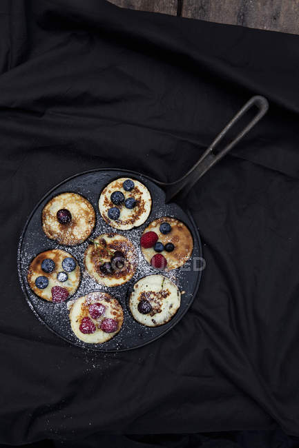 Pfannkuchen mit Puderzucker auf Pfanne, von oben — Stockfoto