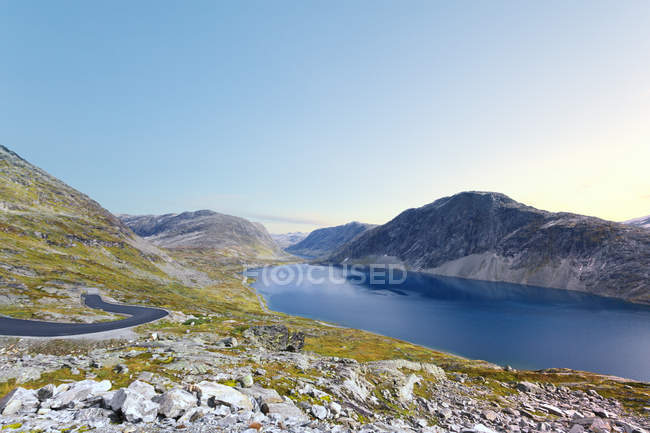 Blick auf den See djupvatnet vom Berg dalsnibba — Stockfoto