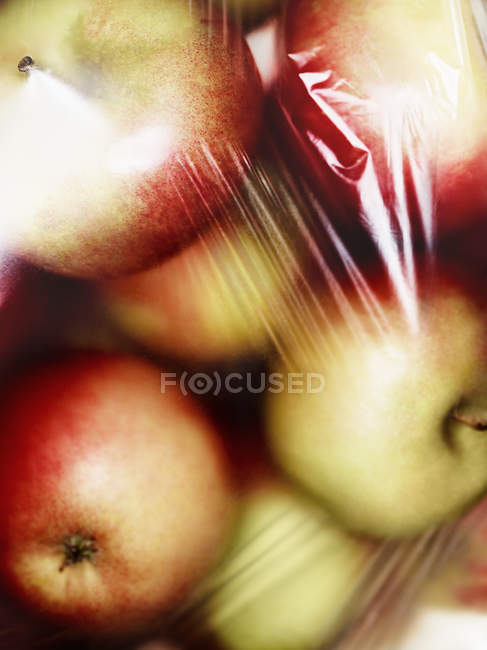Close up tiro de saco de plástico cheio de maçãs — Fotografia de Stock