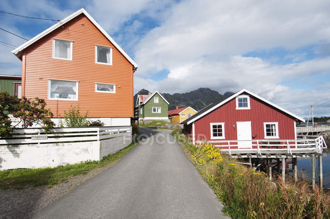 Casas de aldeia escandinavas coloridas sob céu nublado — Fotografia de Stock