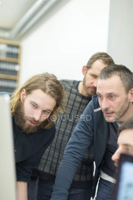 Arquitectos masculinos enfocados que trabajan en oficina - foto de stock