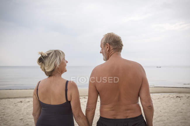 Casal sênior na praia, foco seletivo — Fotografia de Stock