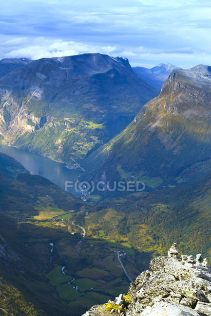 Elevated view of mountain valley with winding road in sunlight — Stock Photo