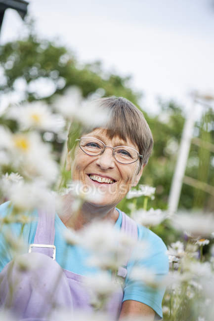 Портрет усміхненої старшої жінки в саду — стокове фото