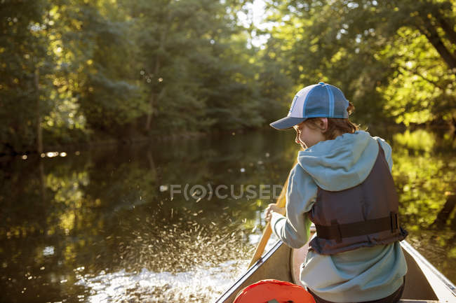 Rapaz a andar de caiaque no rio, foco selectivo — Fotografia de Stock