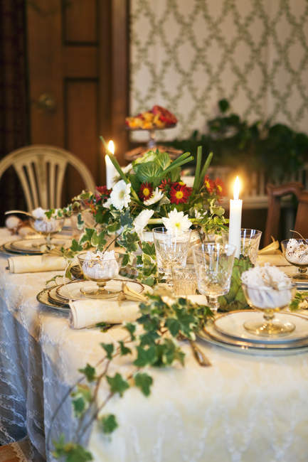 Table de dîner servie avec bougies allumées — Photo de stock