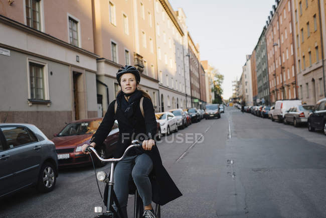 Junge Frau radelt auf der Straße, Fokus auf den Vordergrund — Stockfoto