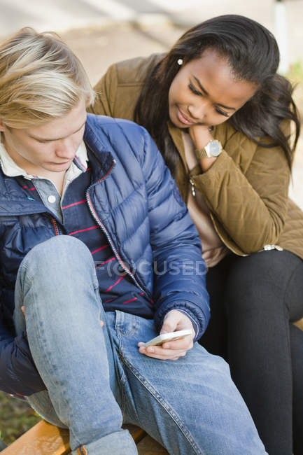 Erhöhter Blick auf Teenager, die im Park SMS schreiben — Stockfoto