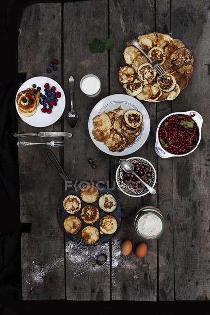 Ansicht von Pfannkuchen auf Holztisch — Stockfoto