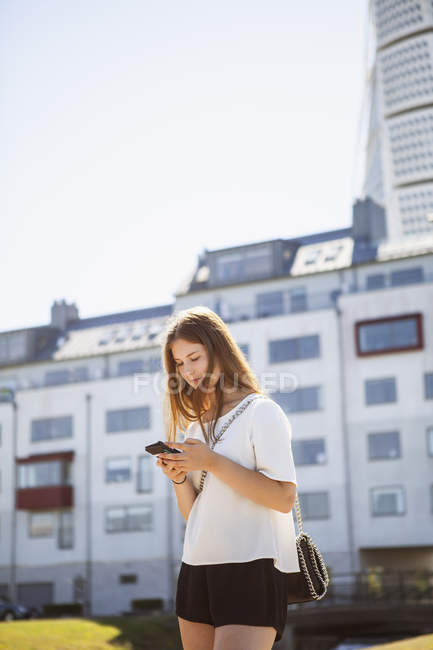 Teenage girl using smart phone in Vastra Hamnen — Stock Photo