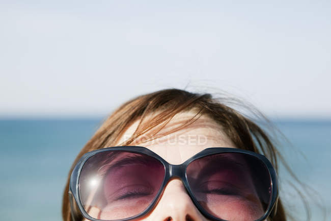 Alta sezione di donna in occhiali da sole, concentrarsi su primo piano — Foto stock