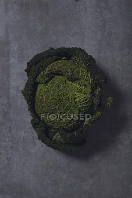 Top view green savoy cabbage on table — Stock Photo