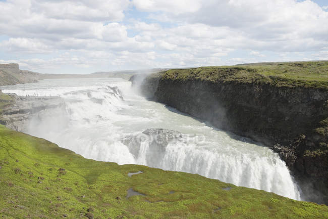 Водопад Гуллфорсен под облачным небом в Исландии — стоковое фото