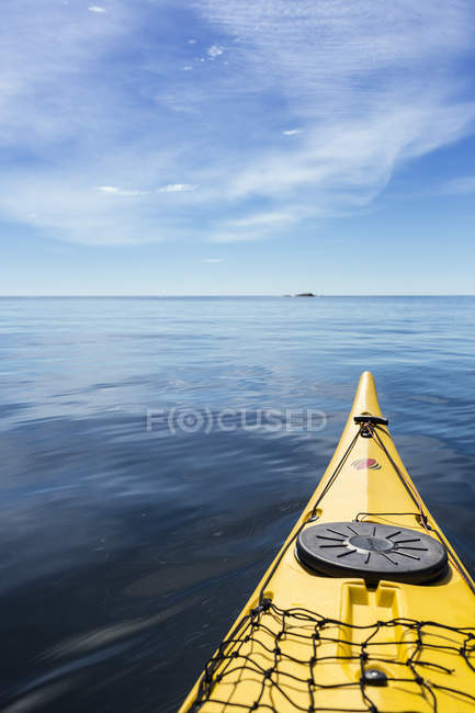 Bow of kayak in sea under blue cloudy sky — Stock Photo